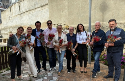 ENTREGA DE ROSAS DE SANT JORDI EN LOS GERIÁTRICOS DE GAVÀ
