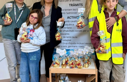 El Rotary Club de Castelldefels entrega 615 monas solidarias en su proyecto “Ningún niño sin Mona Solidaria”